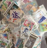 PLIC FILATELIC 50 TIMBRE STRAINE DIFERITE STAMPILATE, TEMATICA SPORT-ATLETISM + BONUS