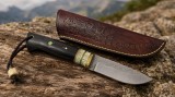 Cuțit artizanal v&acirc;nătoare/bushcraft handmade San-Mai VG-10 laminat, m&acirc;ner corn, teacă piele tăbăcită vegetal, cusută manual