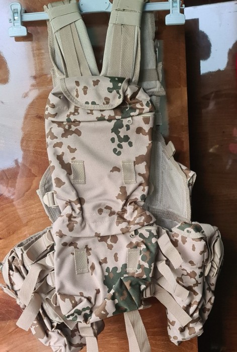 Vesta tactica camuflaj cu backpack nefolosita