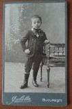 Fotografie tip CDV, baietel cu cizme si esarfa, inceput de secol XX