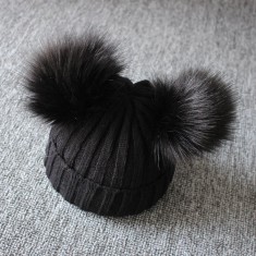 Caciulita de culoare neagra cu 2-a pampoane foto