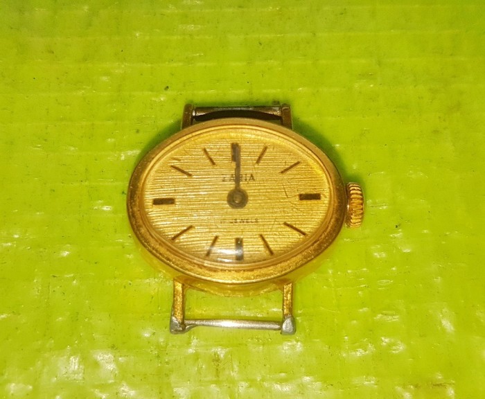 G515-Ceas ZARIA dama sovietic URSS aurit 10 microni 17 Rubine stare buna, nefunctional geam original. Marimi cu anse 2,5/2,5 cm (urechi).