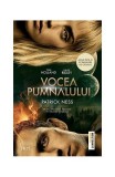 Vocea pumnalului Patrick Ness editie tie-in paperback brosat Carti Beletristica Romane Trei