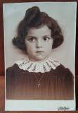 Fotografie tip carte postala, fetita cu guler de dantela, perioada interbelica