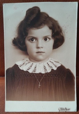 Fotografie tip carte postala, fetita cu guler de dantela, perioada interbelica foto