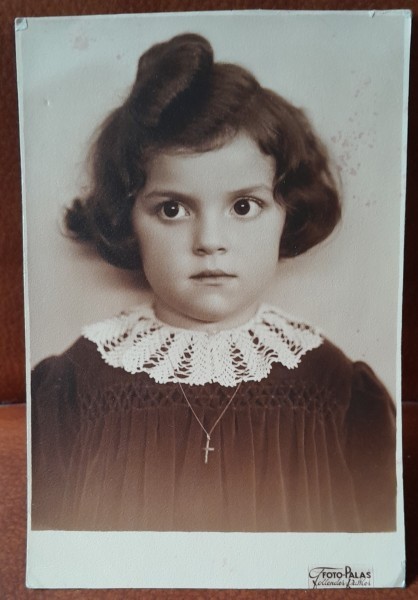 Fotografie tip carte postala, fetita cu guler de dantela, perioada interbelica