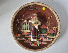 Suvenir Bulgaria Shumen farfurie decorativa ceramica scena 3D traditionala papusa panusi porumb Inteletik arta populara diametru 23cm cadou rustic