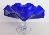 Fructiera vintage cu picior, platou din sticla de Murano albastru cobalt, cu platou in valuri