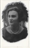 P3002N Portret de t&acirc;nără cu mărgele, studio Foto Select, Dorohoi, perioada interbelică