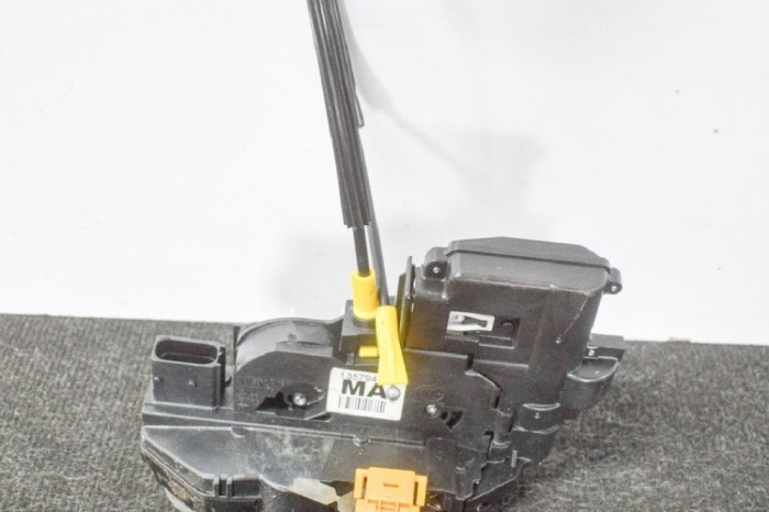 &Icirc;ncuietoare ușă dreapta față CHEVROLET MALIBU V300 2014 OEM: 13579489 11294768