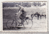 Bnk foto Barbat pe bicicleta Tohan - anii `70, Alb-Negru, Romania de la 1950, Transporturi