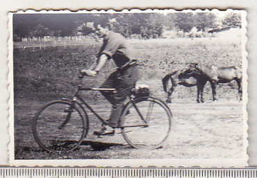 bnk foto Barbat pe bicicleta Tohan - anii `70