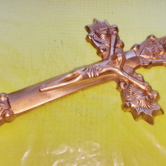 F398-Aplica crucifix IISUS HRISTOS in bronz masiv aurit stare buna.