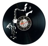 Ceas de perete decorativ realizat din disc de vinil, Model Saxofonist Saxofon, Jazz, Muzica, Negru, 30 cm