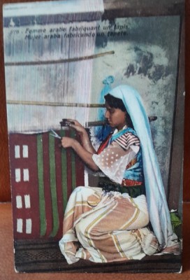 Carte postala, femeie araba lucrand la razboi, perioada interbelica foto