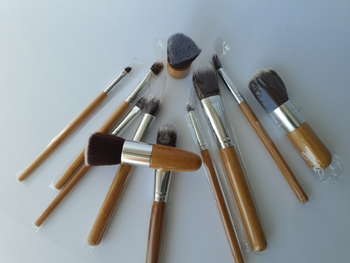 Set 11 Pensule Make Up Profesionale Cu Maner Din Bambus Pentru Orice Machiaj
