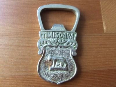 desfacator deschizator pentru sticle de bere apa minerala suc bauturi stema municipiul timisoara RSR / lupoaica din anii &amp;#039;70 foto