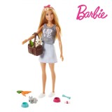 Papusa Barbie Mattel cu Caine si Accesorii, Rochie Dungi, Piele Alba, 3 ani+