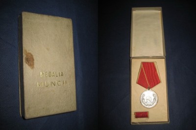 4021-I-Medalia Muncii RSR in metal argintat cu cutie originala. foto