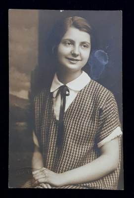 TANARA POZAND IN STUDIO , IN ROCHITA CU GULER ALB SI PANGLICA , FOTOGRAFIE TIP CARTE POSTALA , MONOCROMA, PE HARTIE CRETATA , DATATA PE VERSO 1927 foto