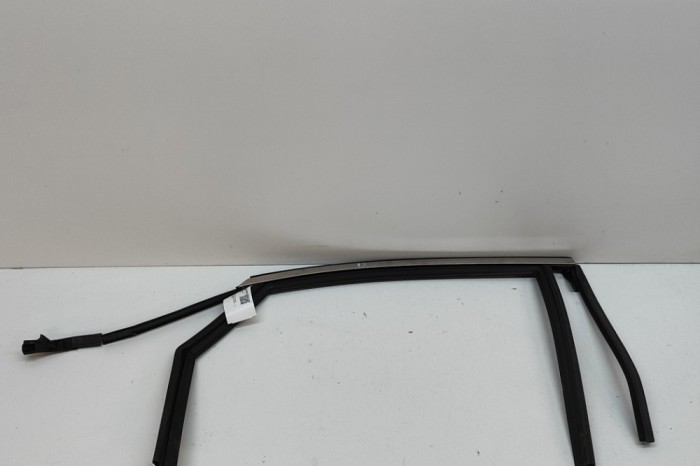Bandou superior ușă dreapta spate CITRO&Euml;N DS7 Crossback 2021 OEM: 9815692380 27731859