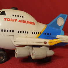 Avion jucarie - Tomy Airlines (cu baterii)