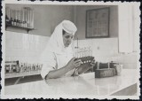 Fotografie, Sora medicala in laboratorul de analize al spitalului, perioada celui de-al doilea razboi mondial