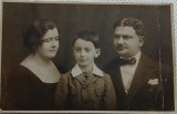 Fotografie tip Carte Postala, Parinti cu baietel, 1926
