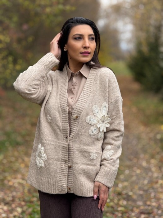 Jacheta dama bej cu aplicatii flori crosetate