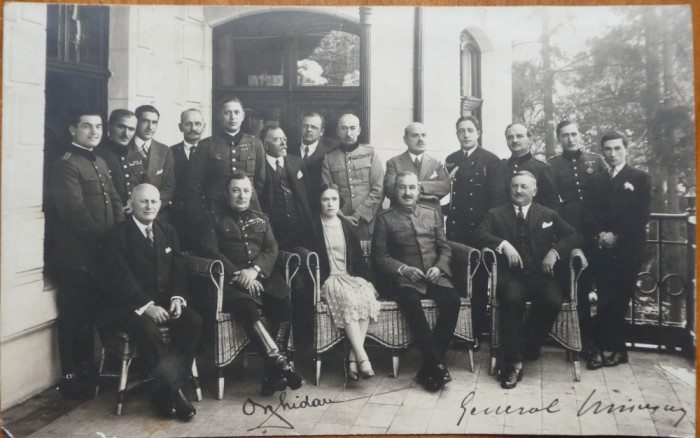 Foto interbelica de grup; Gen. Ludovic Mircescu si C-tin Orghidan, cu autografe