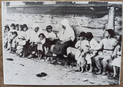 Taranci si copii in fata casei, anii &amp;#039;30// reproducere de epoca foto