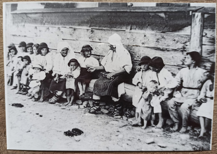 Taranci si copii in fata casei, anii &#039;30// reproducere de epoca