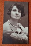 fotografie veche anii 1920, portret de femeie, domnisoara poarta un sirag de perle