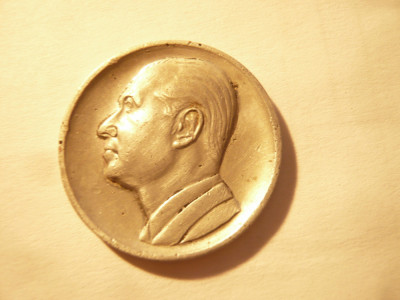 Medalie veche aluminiu - Personalitate (?) - d=3cm foto
