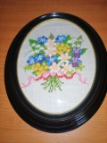 Tablou floral cusut brodat broderie veche inramata lucrat manual rama ovala sintetic bachelit sticla convexa buchet de flori