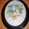 Tablou floral cusut brodat broderie veche inramata lucrat manual rama ovala sintetic bachelit sticla convexa buchet de flori
