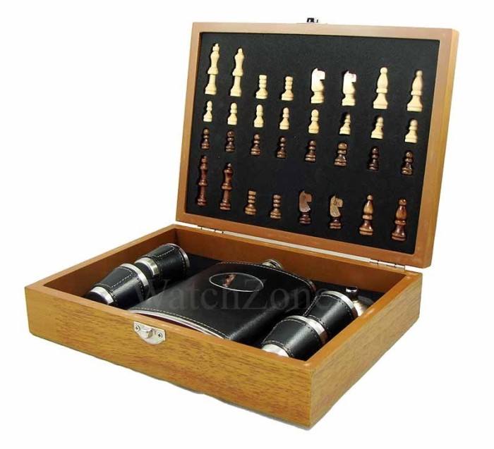 Set cadou Sah cu plosca si pahare invelite in piele neagra