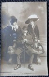 Fotografie tip Carte Postala, Doua femei si un barbat, toti purtand palarii, perioada interbelica