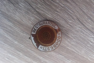 QW9 - I 6 - Insigna - tematica turism - Restaurantul Odobesti foto
