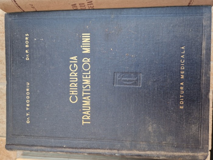 Chirurgia traumatismelor m&acirc;inii vintage