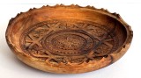 Farfurie adanca decorativa (tip castron, cu margine) din lemn de tei sculptat manual, rozeta centrala cu motive geometrice