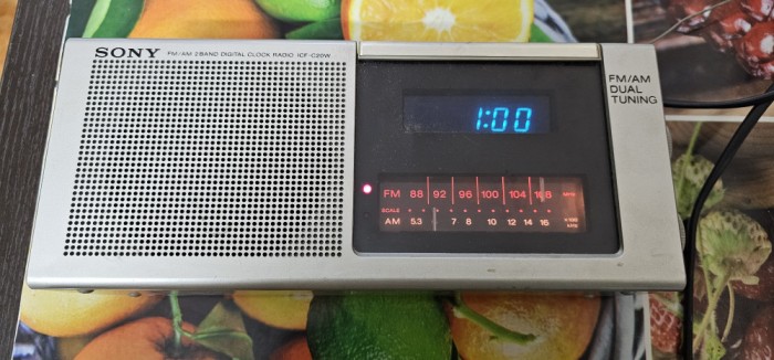 RADIO SONY ICF-C20W, RADIO CU CEAS , FM-AM , FUNCTIONEAZA .