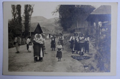 TARANCI RUTENE IN COSTUMUL DE DUMINICA , FOTOGRAFIE TIP CARTE POSTALA , MONOCOLARA , DATATA 1926 foto