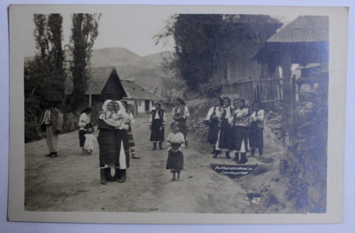 TARANCI RUTENE IN COSTUMUL DE DUMINICA , FOTOGRAFIE TIP CARTE POSTALA , MONOCOLARA , DATATA 1926