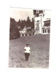 Mica foto femeie cu castelul Peles in fundal, fara datare