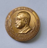 primul presedinte al sectiei numismatice - Casa Centrala a Armatei - CCA, colonel Ioan Dogaru, insigna rara
