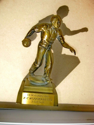 B750-I-Statuieta Regele Aruncator popice 1981 bronz masiv. foto