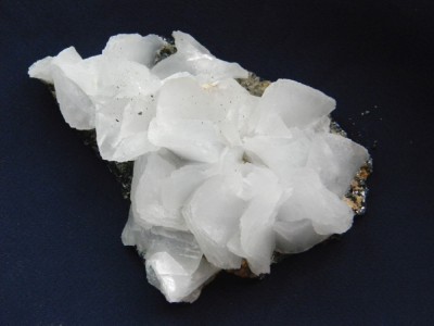 Specimen minerale - Frunze de florocalcit pe blenda (CV 3M) foto