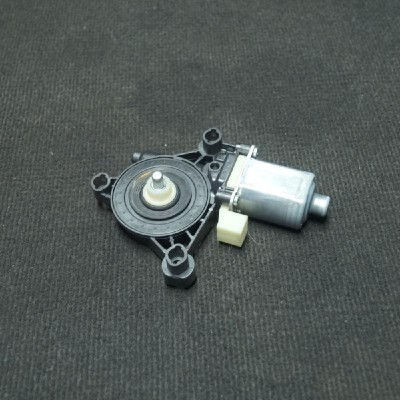 Motor macara geam ușă dreapta față AUDI A3 8V1, 8VK 2016 OEM: 5Q0959801B | 2183992 foto