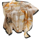 Cumpara ieftin Esarfa satin bej cu imprimeu floral galben